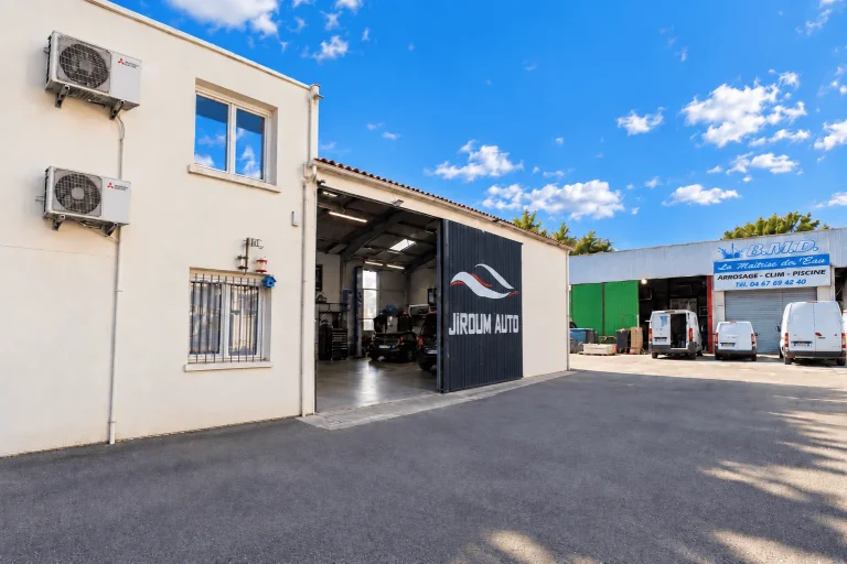 Vue de la cour et de l’atelier Jiroum Auto à Montpellier